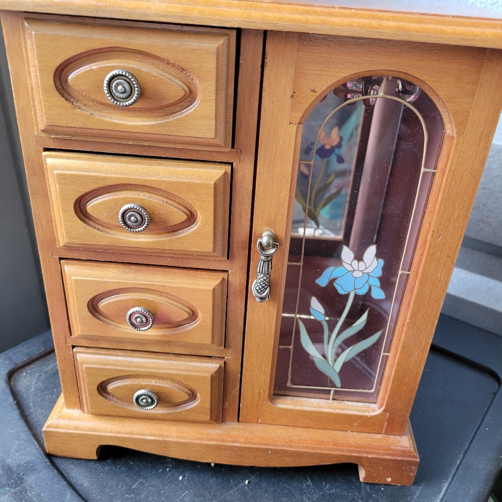 Jewelry box